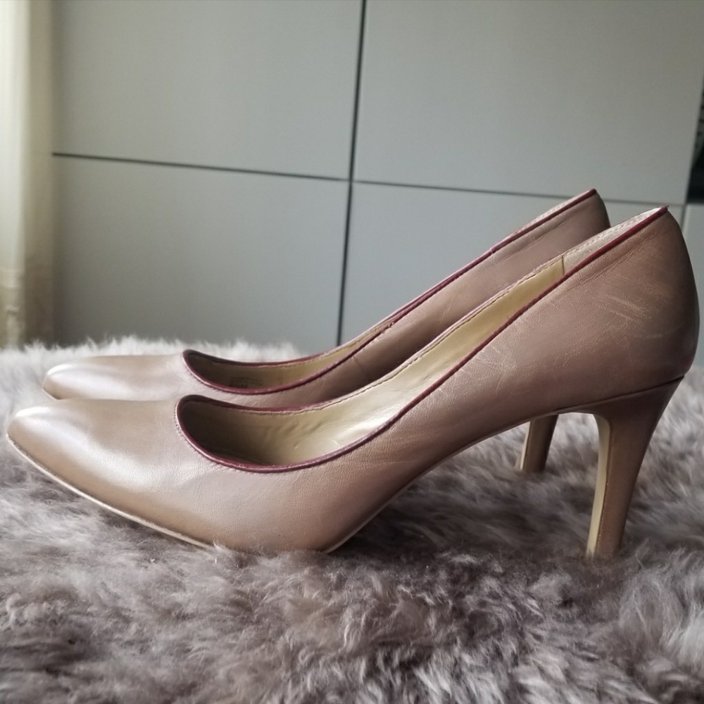 Ann Taylor leather pumps